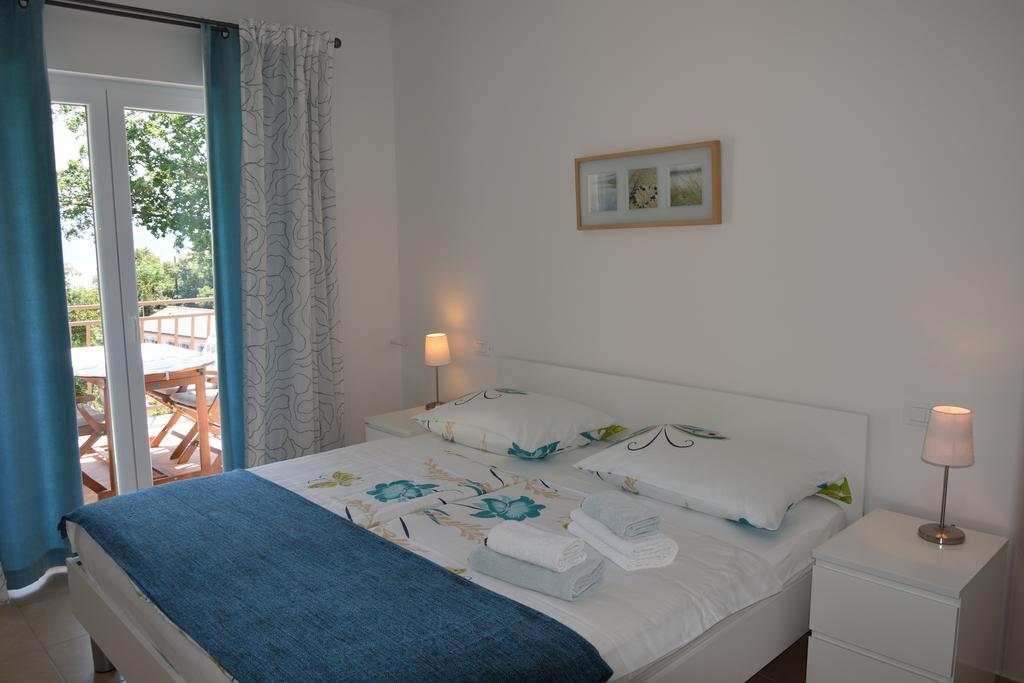 Apartments Sandra เบรอเซส ภายนอก รูปภาพ